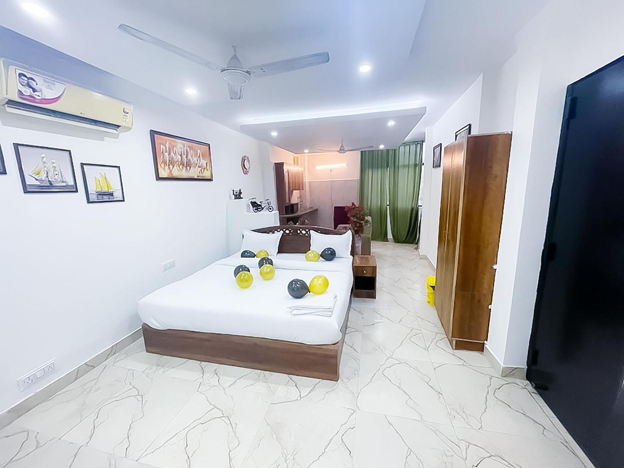Couple Friendly In Hauz Khas Couette-café New Delhi